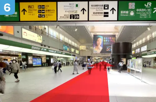 JR大宮駅中央改札（南）を左手側に、中央改札（北）を右手側に直進します。