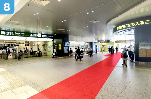 JR大宮駅南改札を左手側に直進します。