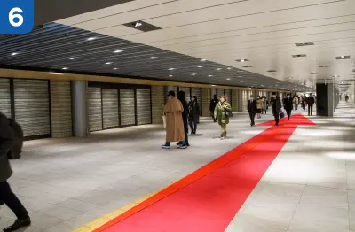 四つ葉線西梅田駅方面に直進します。