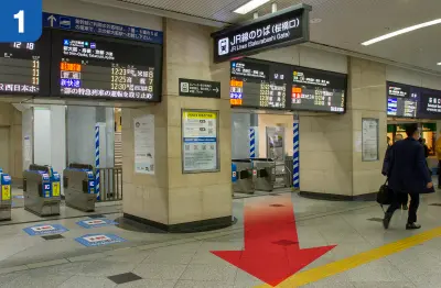 JR大阪駅桜橋口改札を出ます。